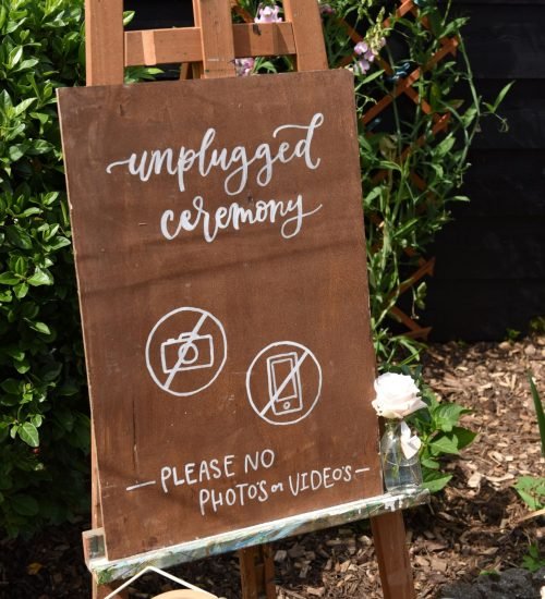 trouwceremonie-bewegwijzering-unplugged-geen-sociale-media-hostess