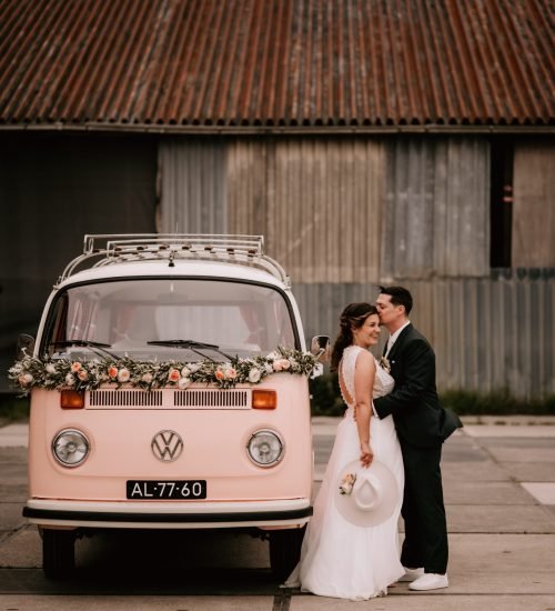bruiloft-festivalbruiloft-bruidspaar-trouwvervoer-vintage-bloemwerk-